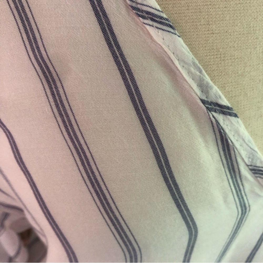 Lavender field blue & white top w/tie in the front & flare sleeve Size Medium - Picture 6 of 9